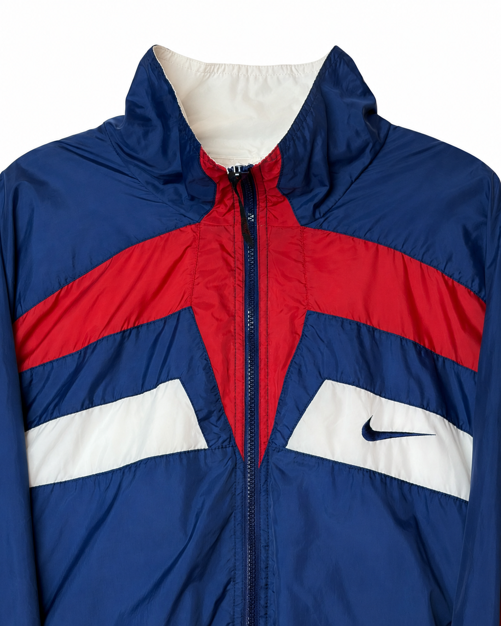 Vintage Nike Trainingsjacke Navy Rot Weiß – Detail Brust und Swoosh