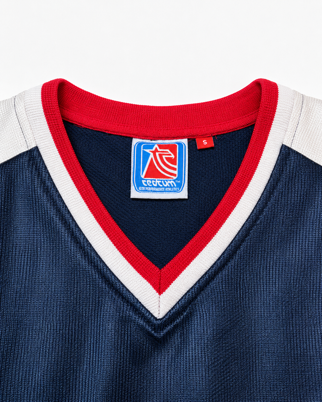 Detail am V-Ausschnitt und Label des Ruff Ryders Trikots