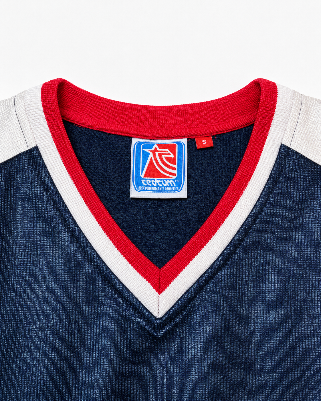 Detail am V-Ausschnitt und Label des Ruff Ryders Trikots