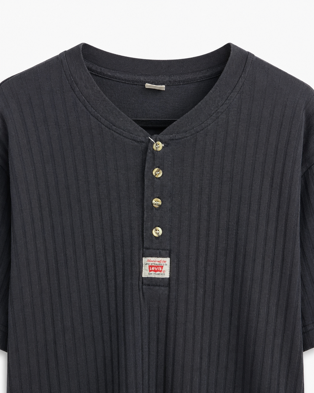 Detail des schwarzen Levi's Henley T-Shirts mit Knopfleiste und Weblabel