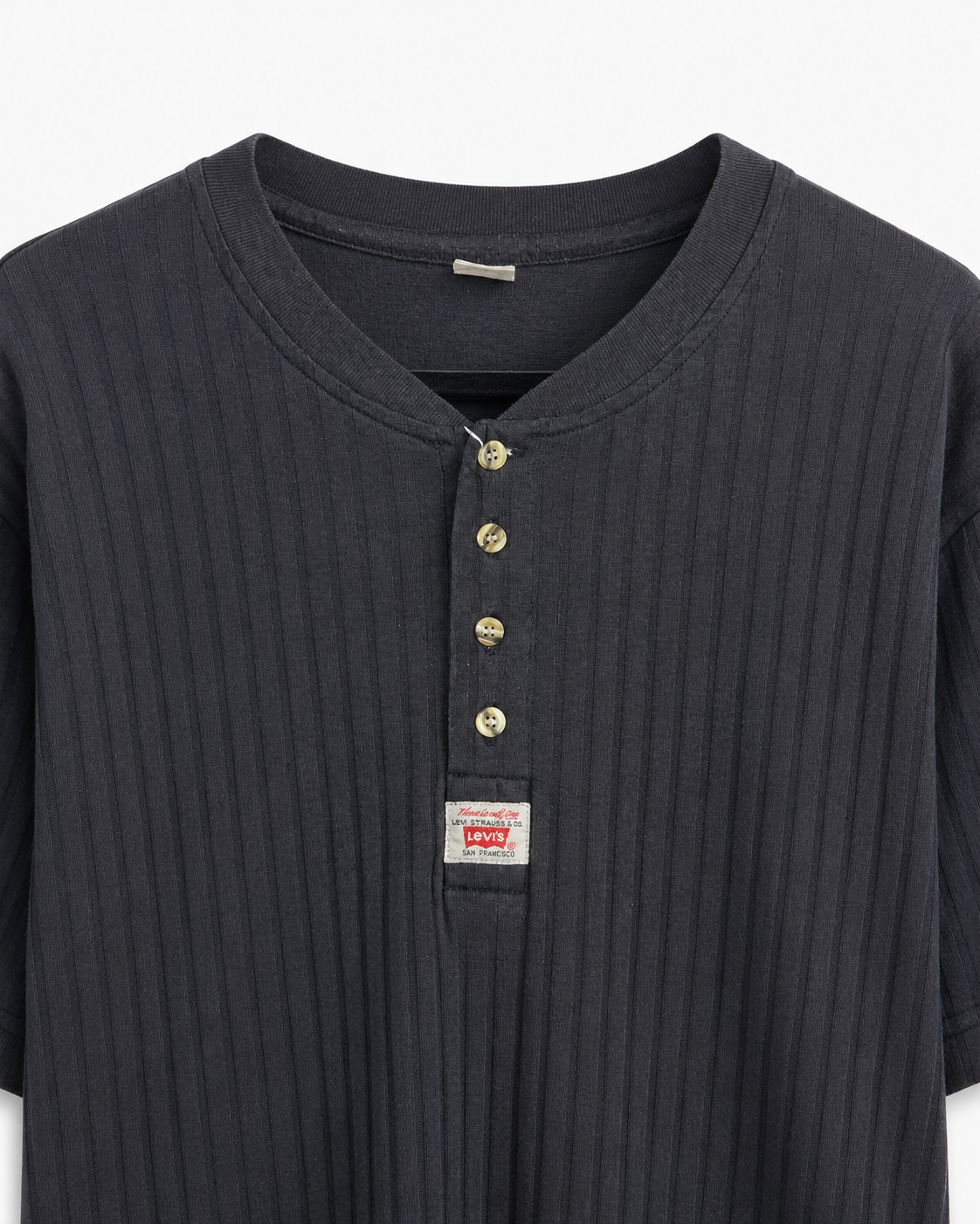 Detail des schwarzen Levi's Henley T-Shirts mit Knopfleiste und Weblabel