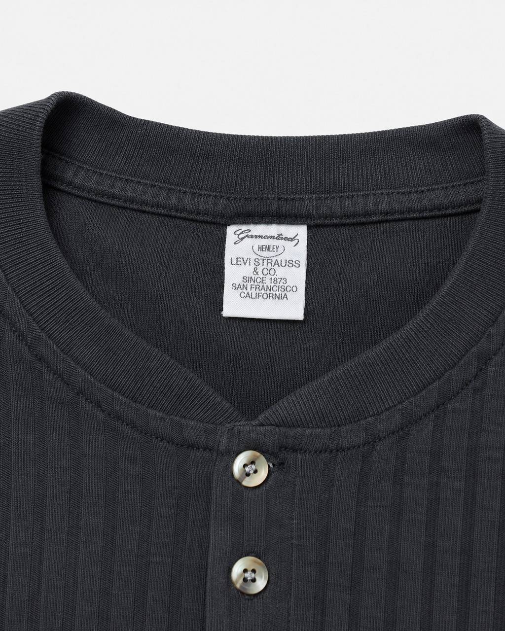Levi Strauss & Co. Label am schwarzen Henley T-Shirt
