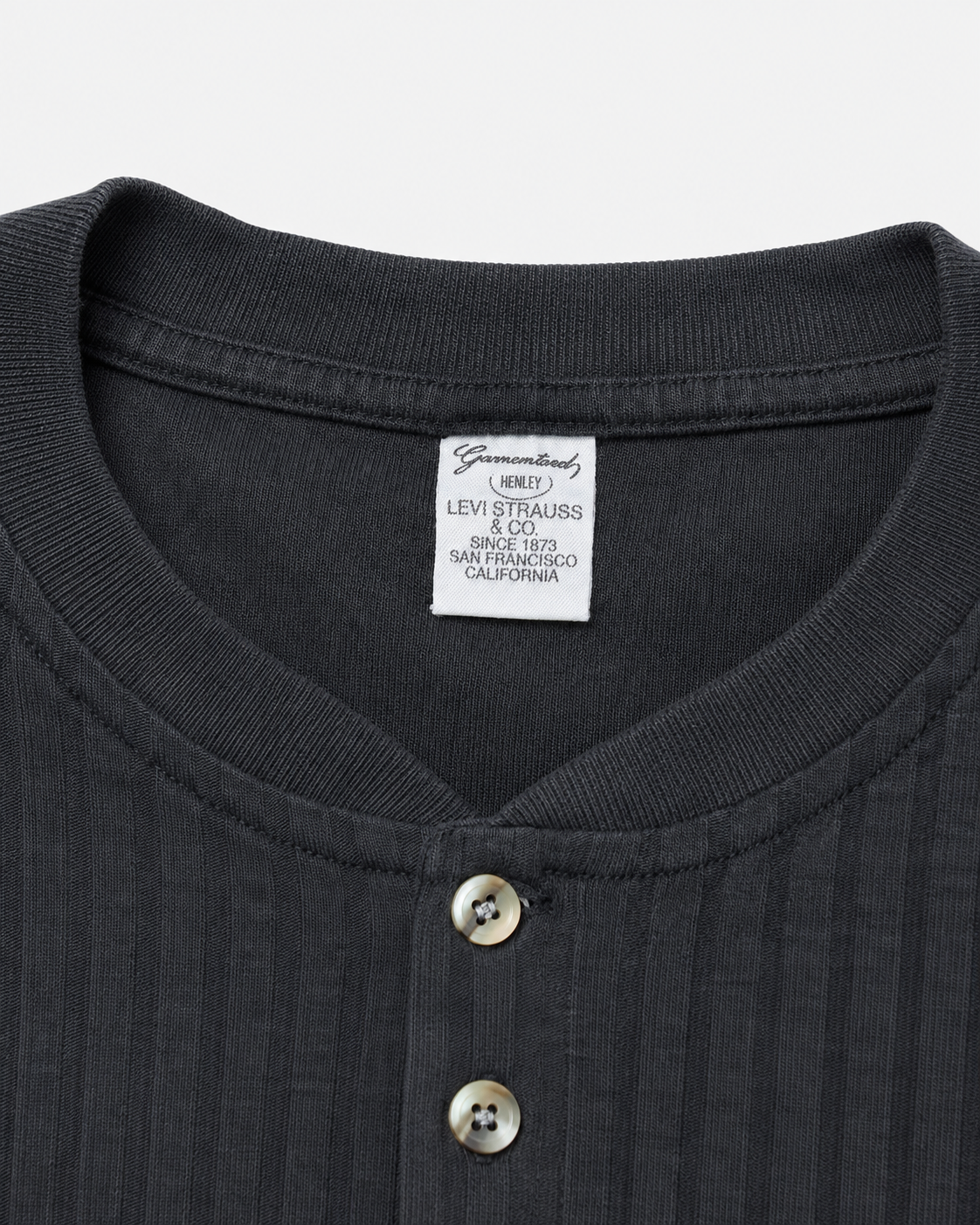Levi Strauss & Co. Label am schwarzen Henley T-Shirt